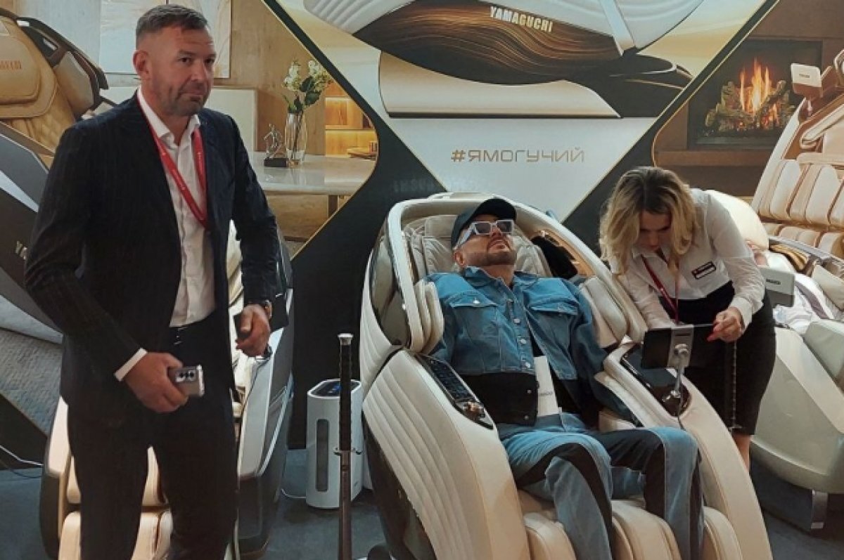    Филипп Киркоров прибыл на ПМЭФ в костюме Telegram, а затем сменил наряд