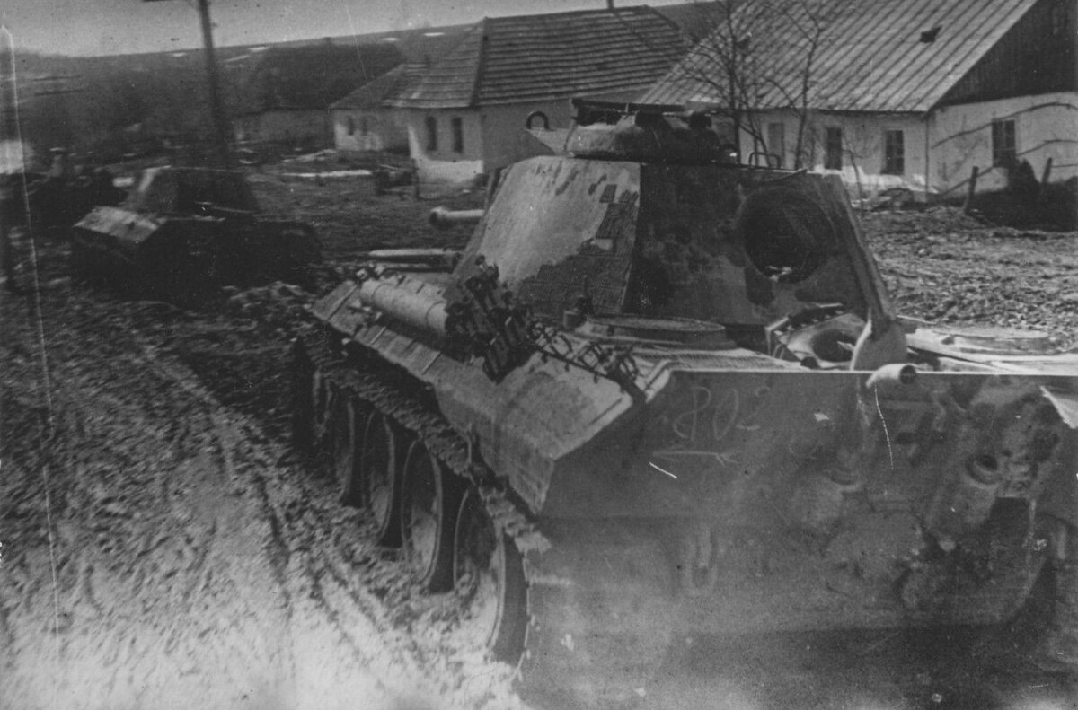 Немецкие танки Pz.Kpfw.V «Пантера», брошенные в Проскурове (ныне город Хмельницкий), апрель 1944 года