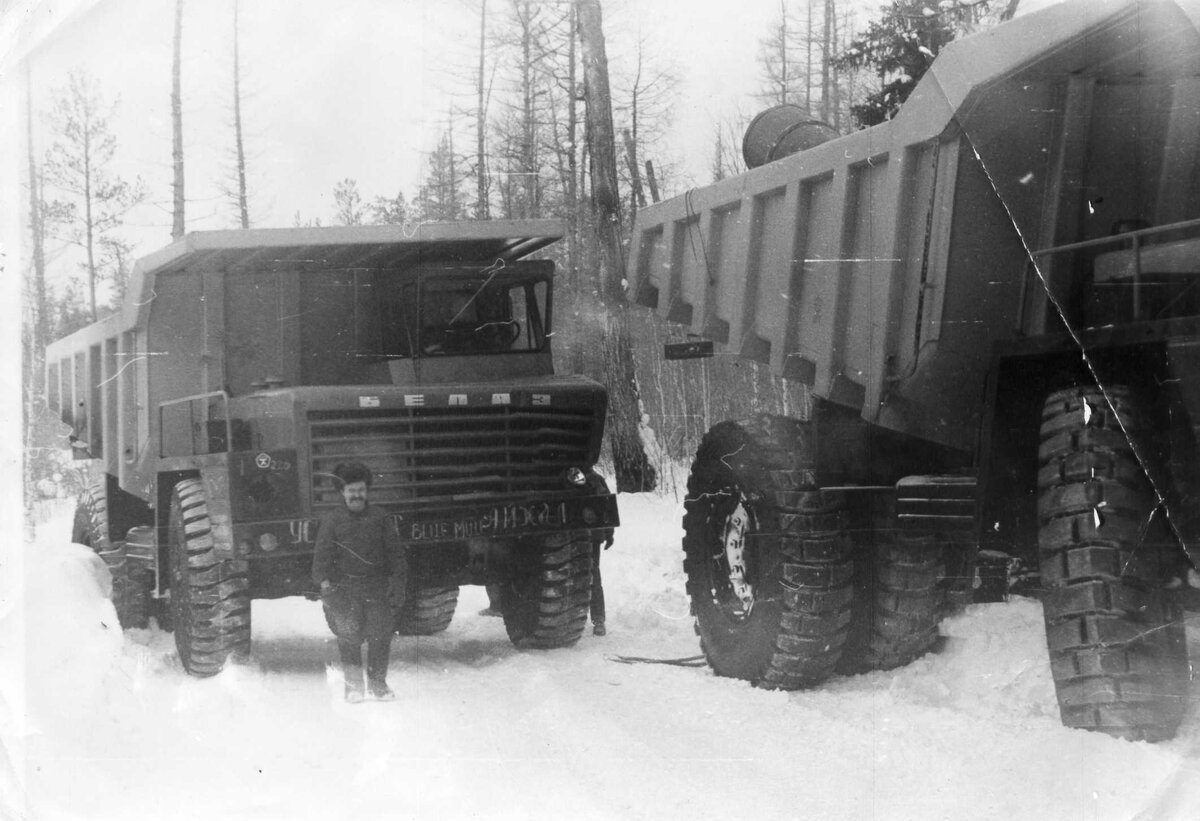 Фото автора с Яндекса. БелАЗ–540 и БелАЗ–548 на зимнике. 