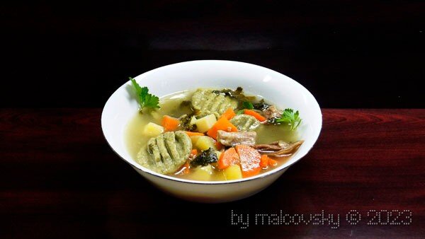 Суп с крапивными клёцками и мясом.