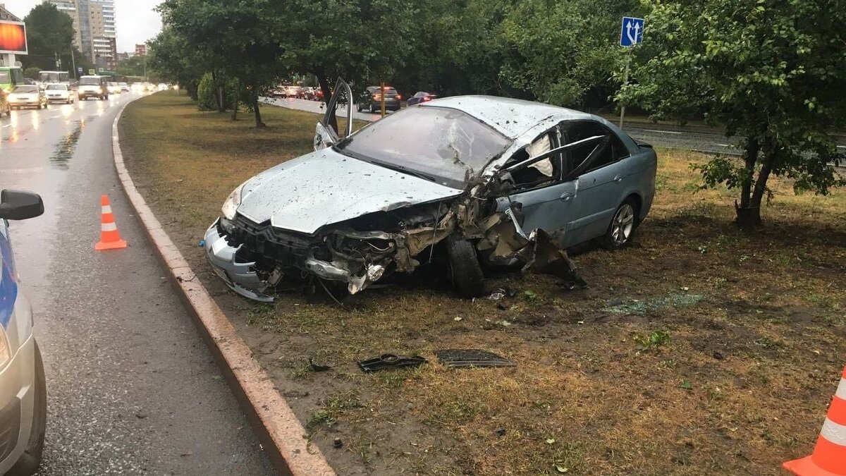    Автомобиль «Ситроен», двигаясь по улице 50 лет Октября, 8, въехал в бордюр и опрокинулся вечером 20 июня.