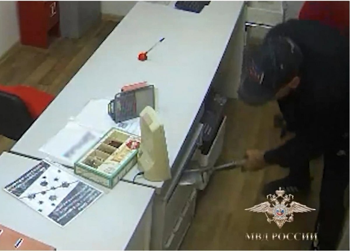    Житель Пскова напал с саперной лопатой на офис микрозаймов