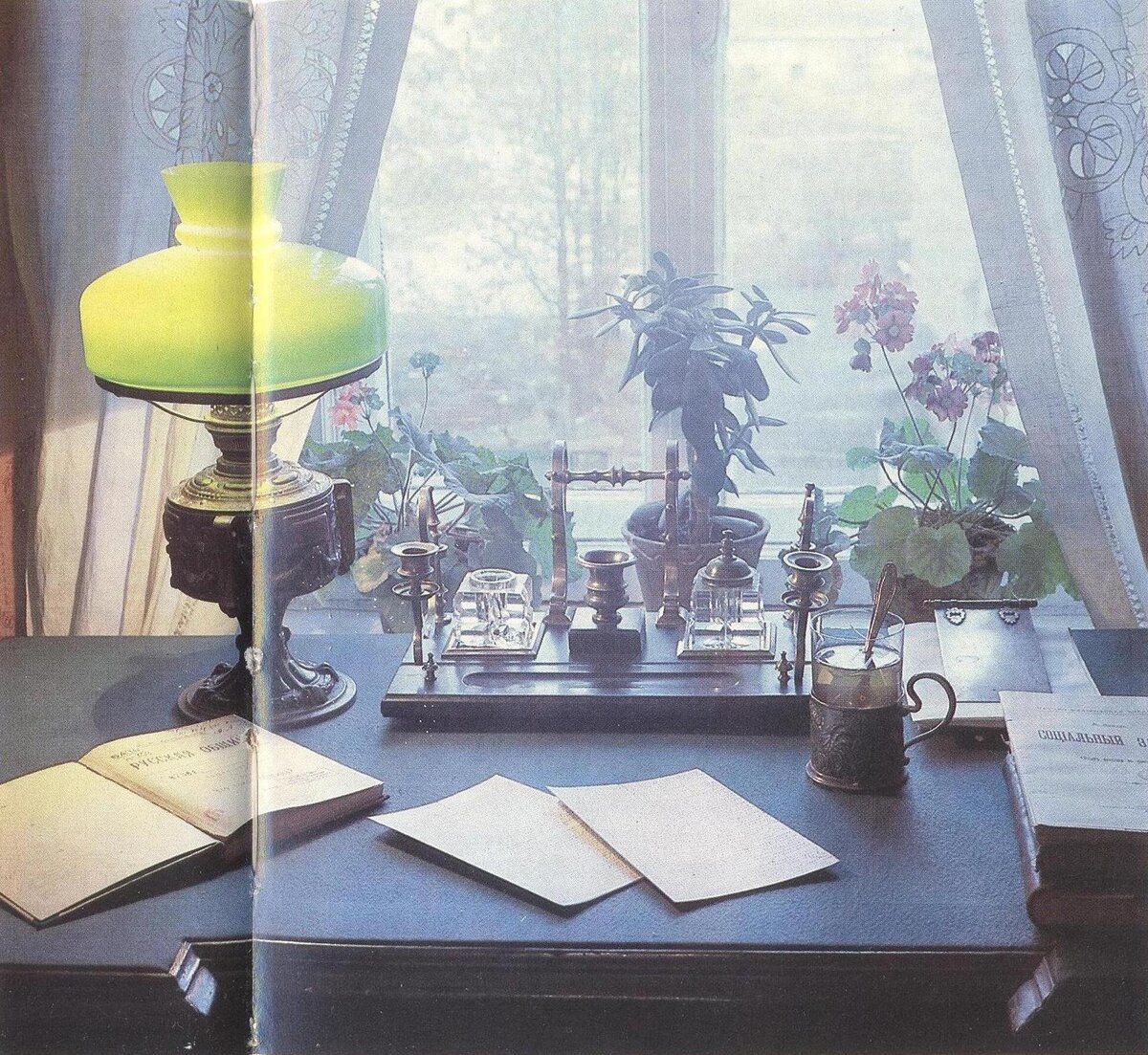 Псков. Рабочий стол В. И. Ленина в Квартире-музее В. И. Ленина