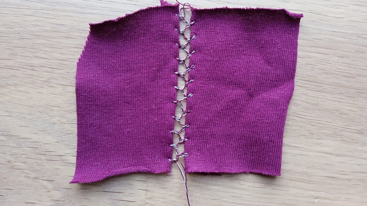 Так должна выглядеть отделочная строчка вместо плечевого шва.