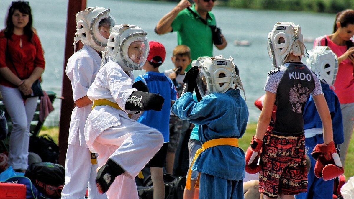     Прокуратура во Владивостоке начала проверку в отношении тренера спортивной секции по единоборствам, который поставил около 20 детей в планку прямо на проезжей части.