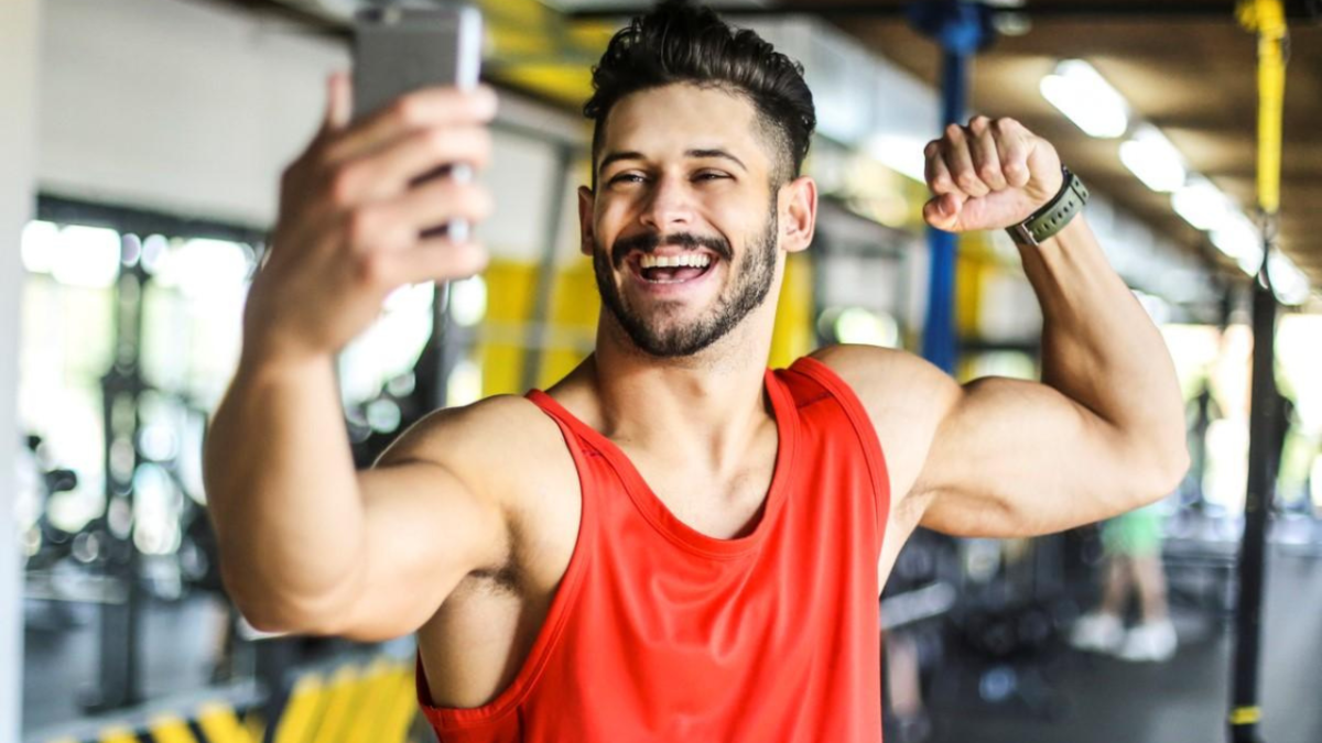 Take зеркало для тренировок. Мужчина в спортзале. Спортсмены в тренажерном зале.