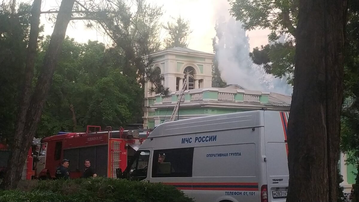    Кровля горит в здание экзотариума в Ростове, сообщили в МЧС.