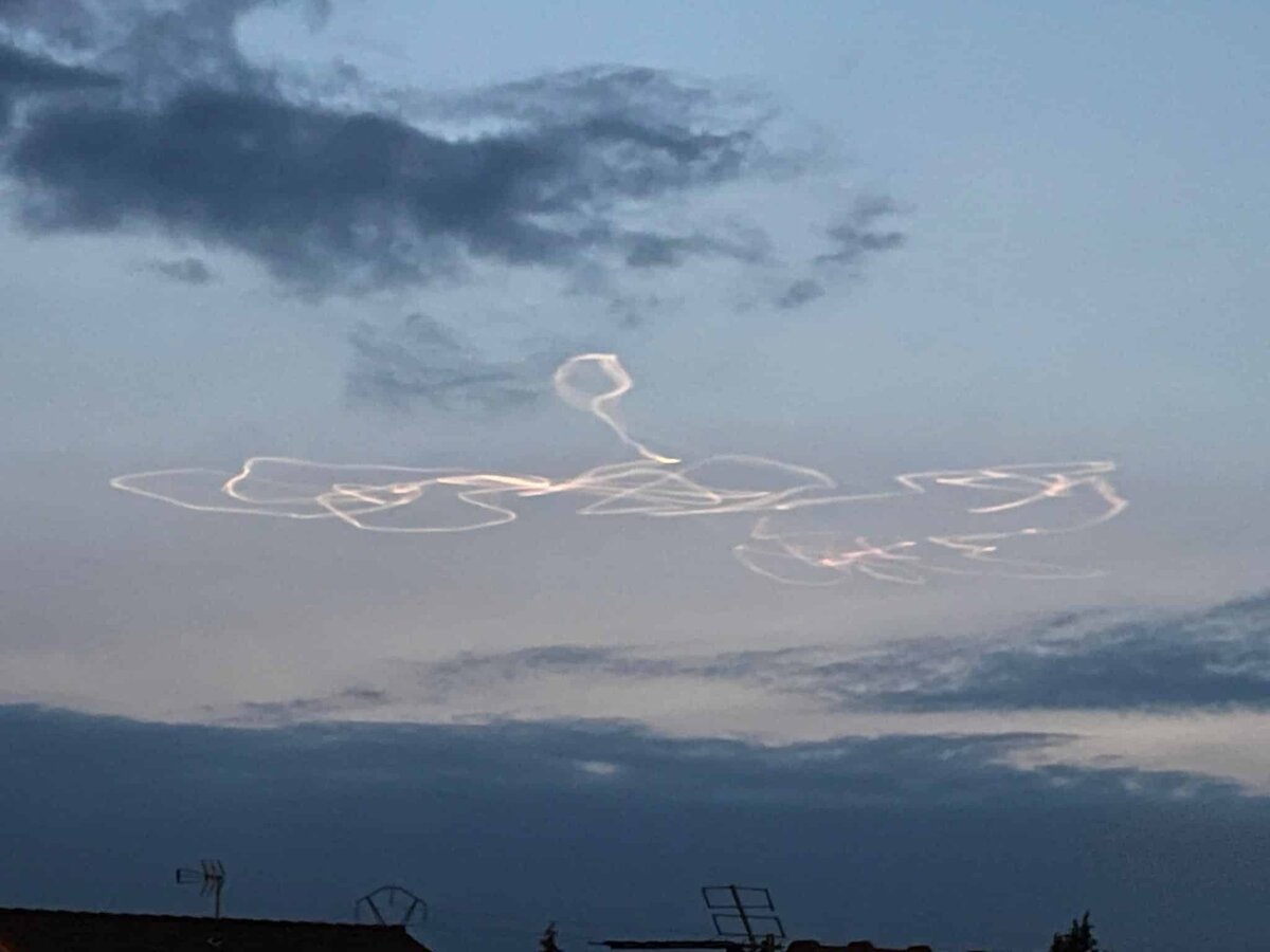    Белый след в небе после предполагаемого испытания гиперзвукового боевого блока V-MAX / © Météo Pyrénées