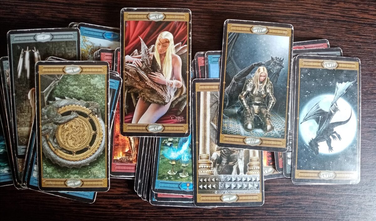 Моя первая колода Таро Драконов. Фото автора.