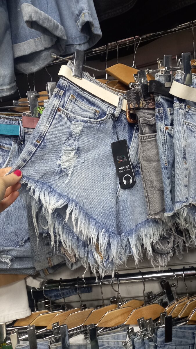 Рваные джинсовые шорты на Садоводе. 