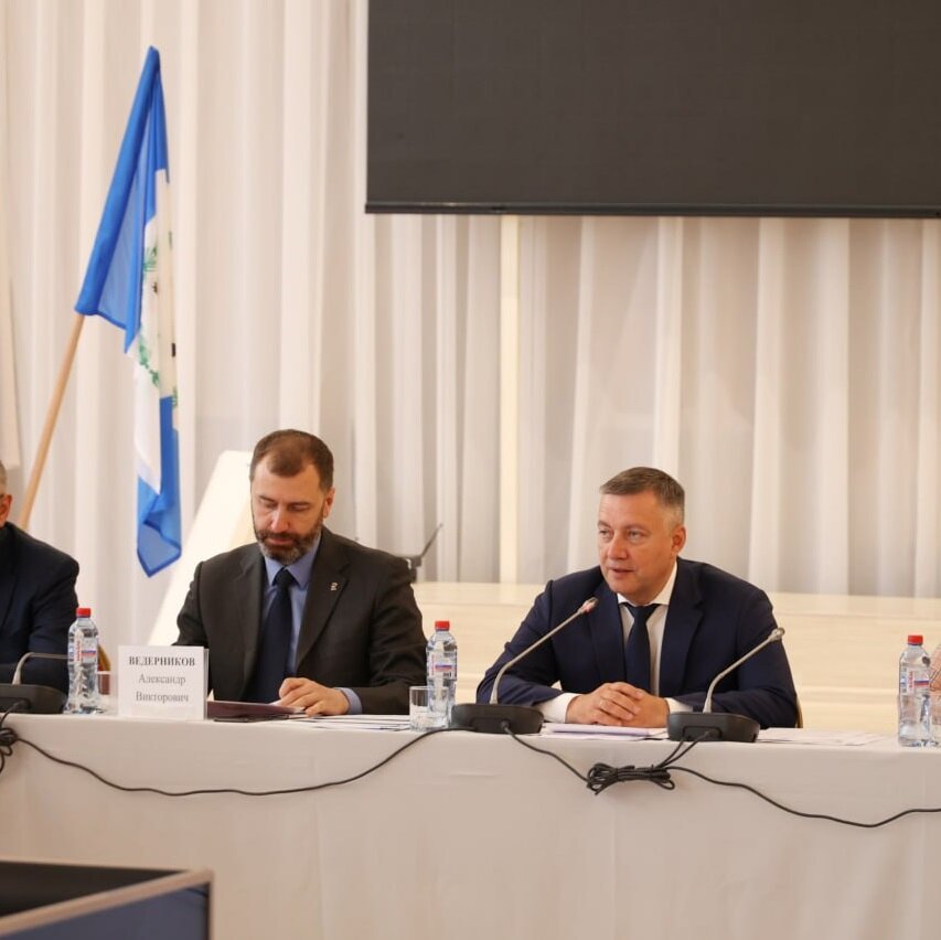 Выездное заседание регионального совета Иркутской области под председательством губернатора Иркутской области Игоря Кобзева проходит в Усть-Илимске 3 июля. В мероприятии принимают участие главы 35 муниципальных образований Прибайкалья, члены регионального правительства, депутаты.
– Для Усть-Илимска и Усть-Илимского района этот год юбилейный: городу – 50 лет, району – 55. От души желаю местным жителям здоровья и благополучия, успехов во всех добрых делах и начинаниях, – поздравил местных жителей Игорь Кобзев в начале заседания.
В повестку Регсовета включены вопросы, актуальные и важные для всех муниципальных образований области. Так, будет рассмотрен прогноз поступления платежей в консолидированный бюджет Иркутской области на 2023 год в условиях единого налогового счета, участие муниципальных образований в инвестиционном развитии региона, реализация национальных проектов в Иркутской области.
– Я слежу за проектированием, строительством и капремонтом. Постоянно прошу вас уделять повышенное внимание контролю подрядных организаций, срокам ввода объектов в эксплуатацию, – отметил глава региона.
Еще один актуальный вопрос – предоставление отдельным категориям медицинских работников социальной выплаты на приобретение или строительство жилых помещений. Кроме того, проанализируют результаты лицензионной кампании, проведенной службой государственного жилищного и строительного надзора Иркутской области.