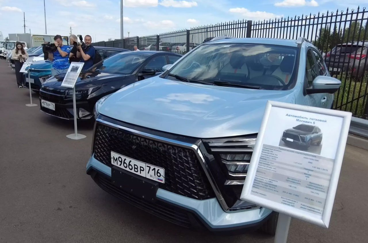 Образец будущего Москвича 5 во время его демонстрации главе Татарстана Рустаму Минниханову