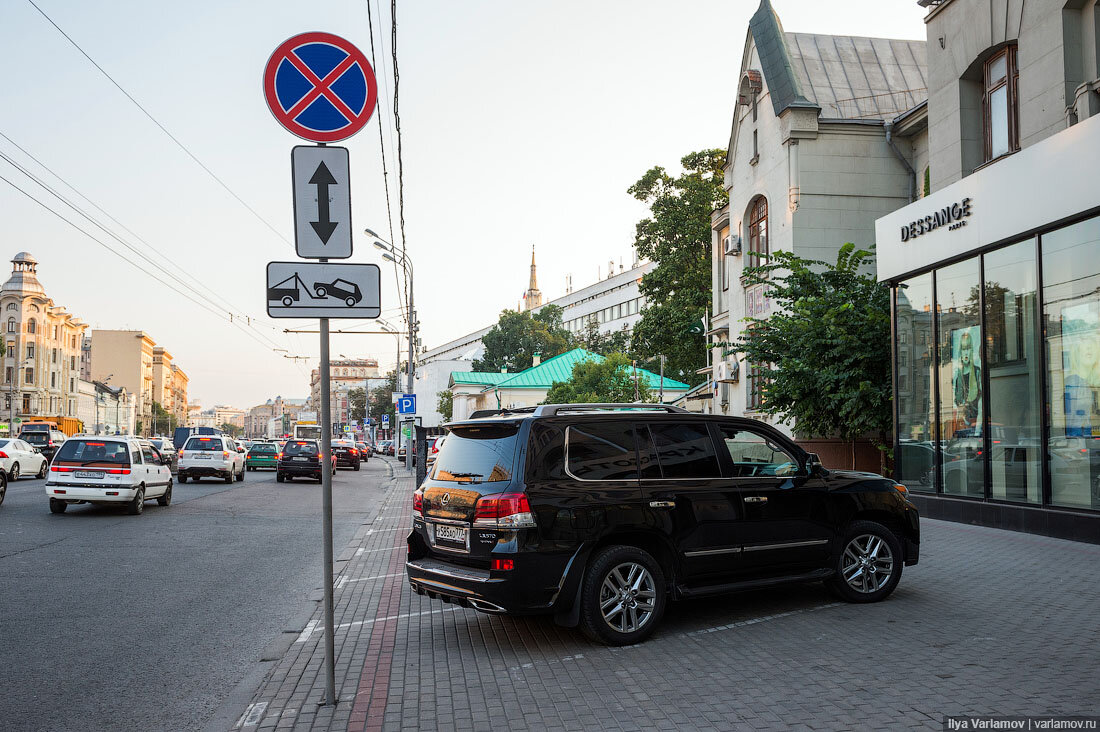 В москву на машине где остановиться. Парковка на тротуаре. Автомобили припаркованные на тротуарах. Знак парковка на тротуаре. Табличка парковка натротуере.