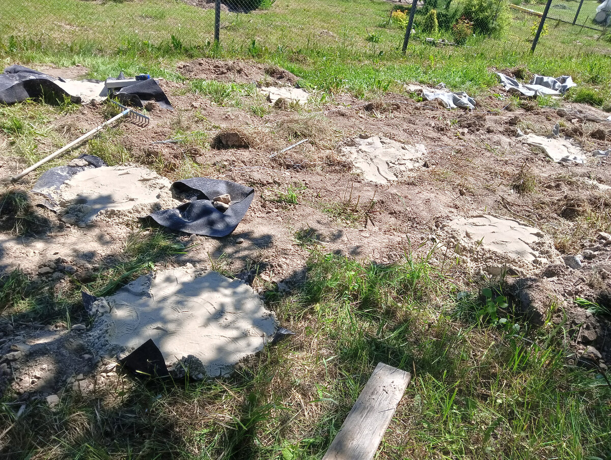 сделаны ямы. в них уложен геотекстиль и сверху засыпан песок