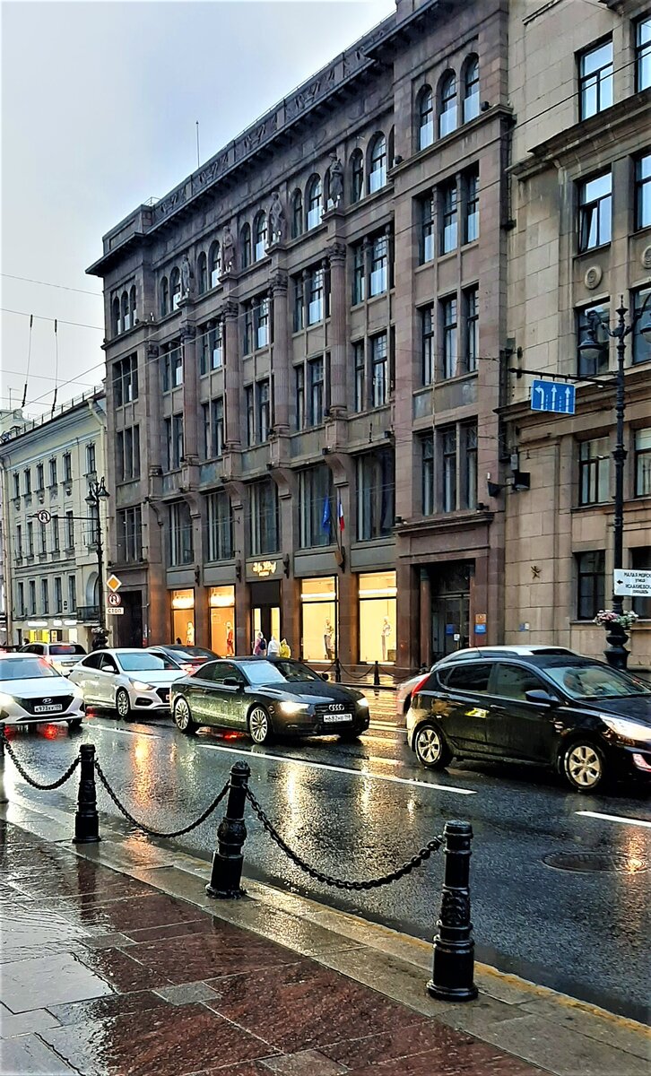 дождливой ночью у метро 