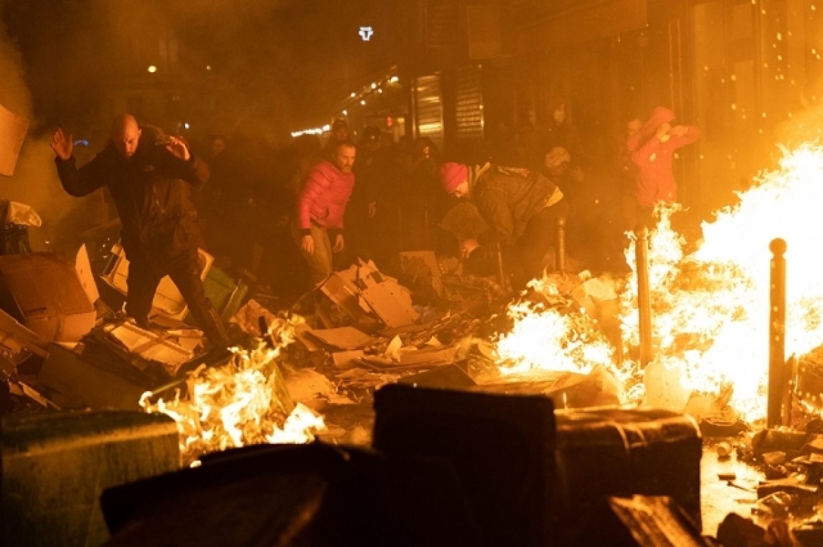    Le Parisien: протестующие в столичном регионе Франции сожгли 40 автобусов