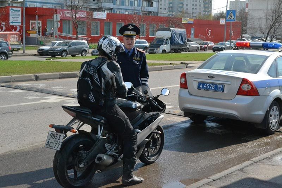 Штраф за пассажира на мотоцикле без стажа. Мотоцикл ДПС. Мотоцикл полиция. Милицейский мотоцикл. Штрафы на мотоцикл.