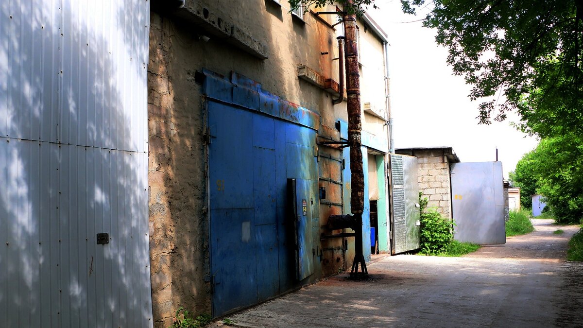     В Telegram-канале мэрии Казани опубликовали опрос, в котором горожане голосуют за то, как стоит поступить с гаражными кооперативами. Одни просят снести объекты, другие — заменить их на общественные пространства, третьи борются за неприкосновенность своей собственности.