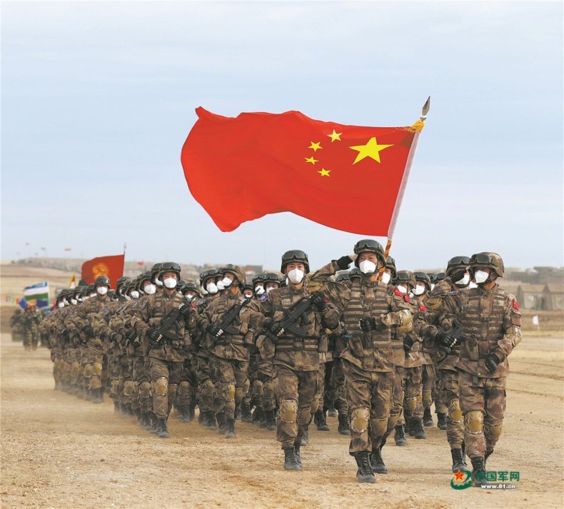 Солдаты Народно-освободительной армии Китая видны впереди, участвующие в церемонии открытия совместных военных учений Шанхайской организации сотрудничества "Мирная миссия-2021", проводимых с 11 по 25 сентября 2021 года вместе с военнослужащими из Индии, Казахстана, Кыргызстана, Пакистана, России, Таджикистана и Узбекистана. Примерно 4000 военнослужащих из восьми стран приняли участие в учениях, которые непосредственно последовали за выводом войск США из Афганистана и усилили обеспокоенность по поводу региональной безопасности.