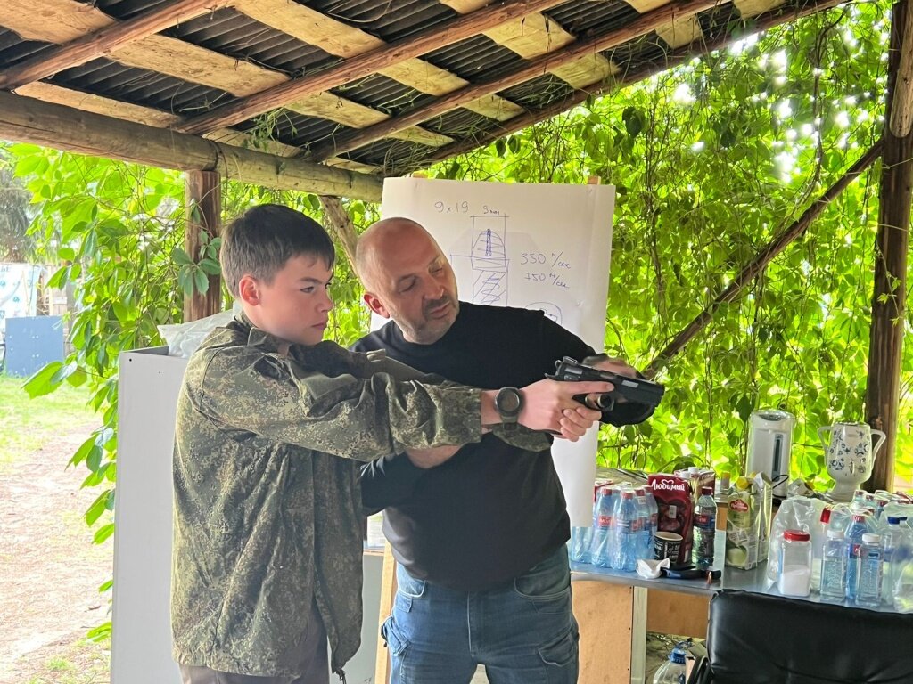 В Твери звезда практической стрельбы Николай Оншин провёл мастер-класс для детей