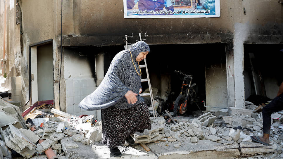 Фото: Raneen Sawafta / Reuters📷Жительница Дженина возле здания, разрушенного во время военной операции Израиля