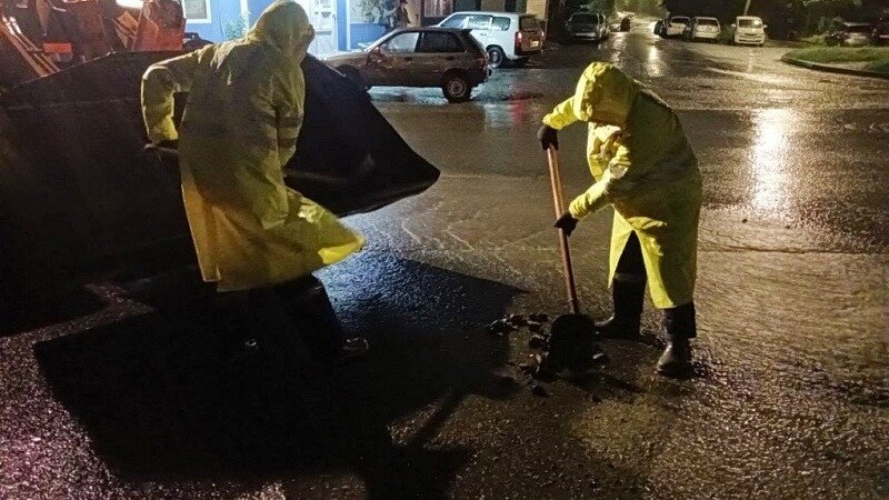     Дорожники ликвидируют последствия циклона во Владивостоке. Сейчас на улицах работают 120 рабочих и 113 единиц спецтехники.