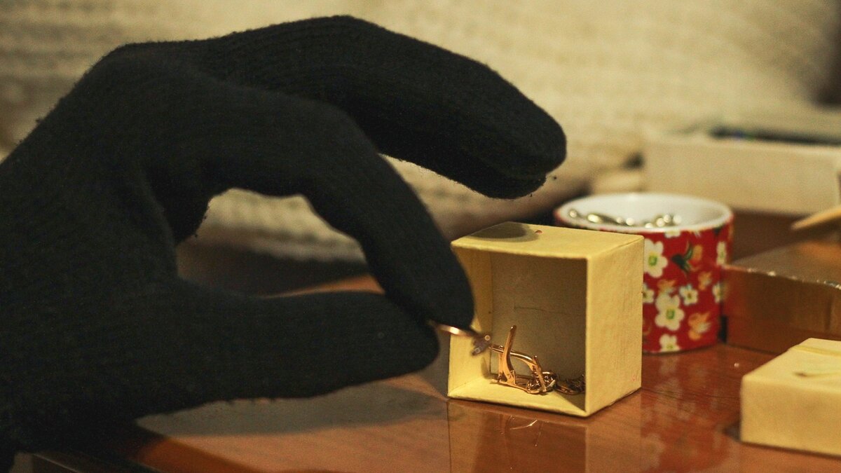     В Тюменской области двое воришек забыли на месте преступления банковскую карту. Именно по ней сотрудники полиции и вычислили похитителей чужого имущества.