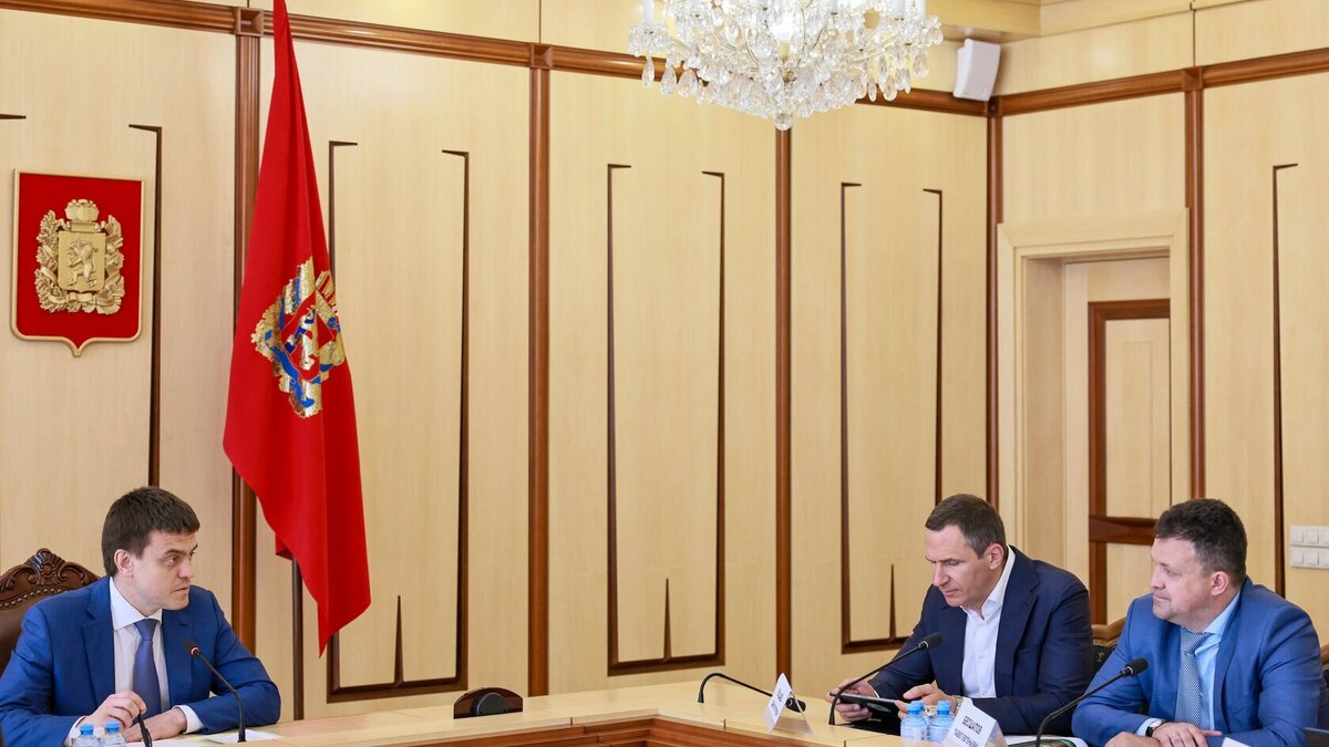     На встрече гендиректора РЭО Дениса Буцаева и врио губернатора Красноярского края Михаила Котюкова обсуждалось строительство в регионе комплексных объектов обращения с твердыми коммунальными отходами (ТКО) совокупной мощностью 441 тыс. тонн в год. Проект оценивается более чем в 10 млрд рублей.