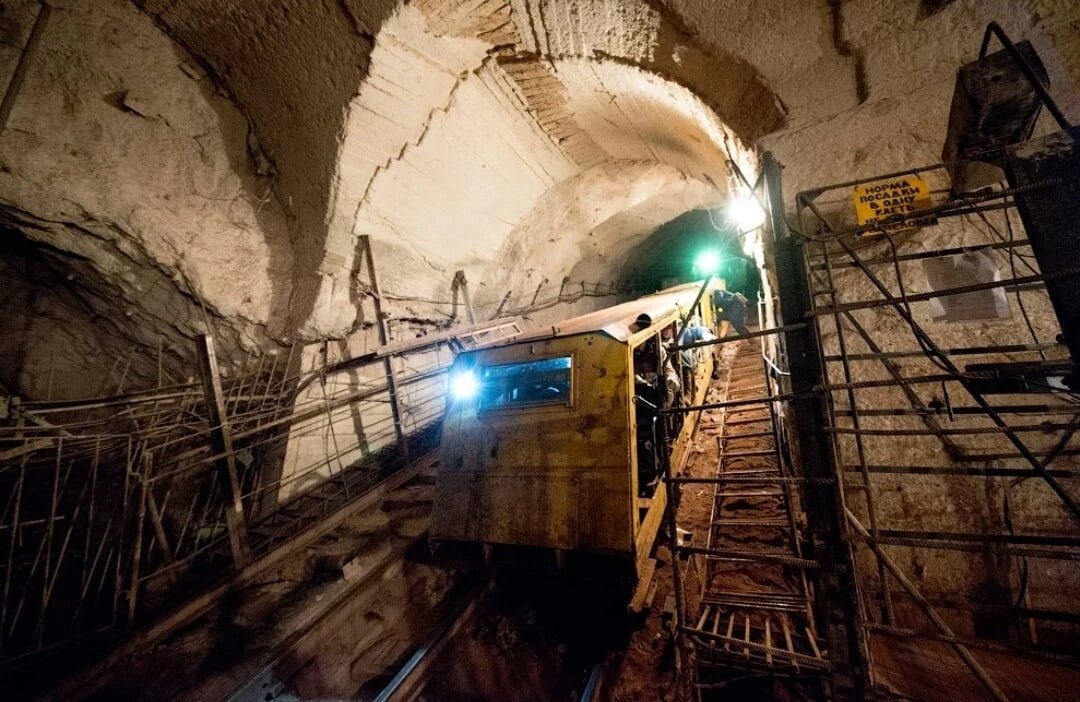 Шахта добыча. Шахта 1200 метров. Сидеритовая шахта бакальского рудника. Глубина угольной шахты. Современные шахты.