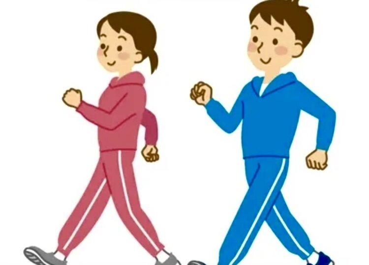 Мужчина идет. Как правильно ходить на улице. Человек в парке идет. Парни в шлепанцах. Как правильно ходить по улице.