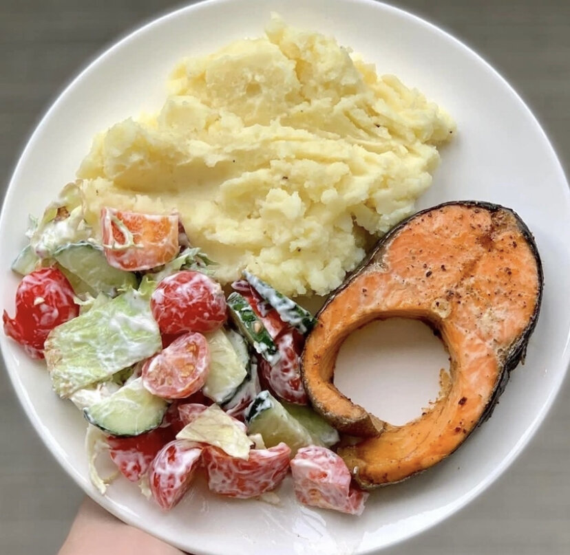 пюре с обжаренной рыбой, с добавлением летнего салата 