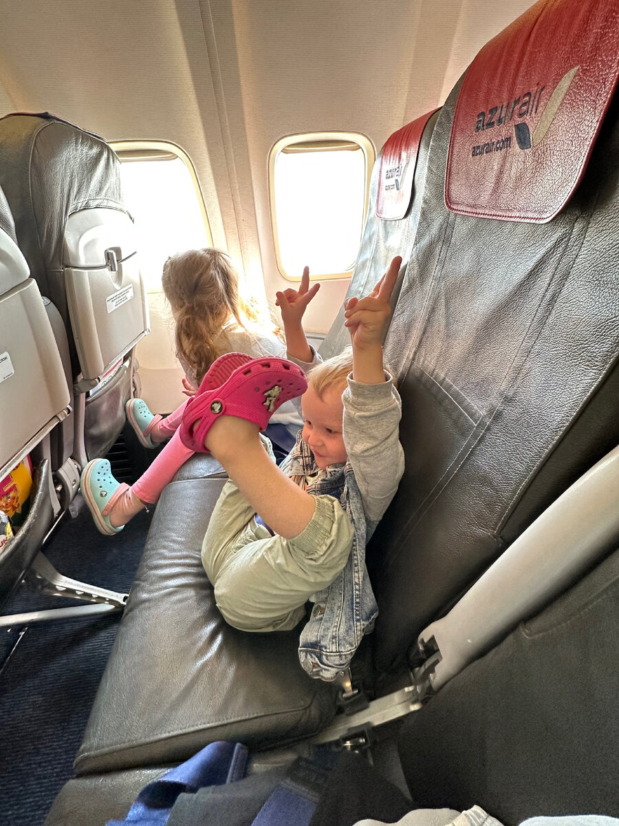 Дети отлично перенесли два перелета. Марк больше всех рад🤪