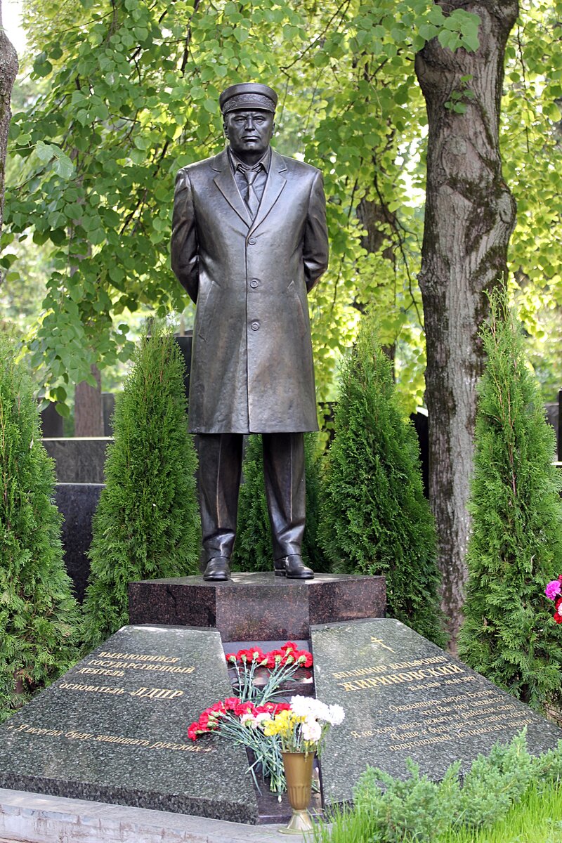 Памятник В.В. Жириновскому 