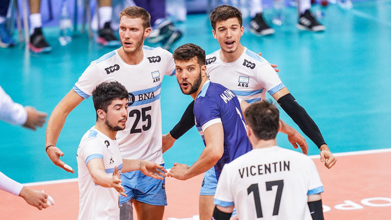    Пабло Кукарцев (№25) с партнерами по сборной Аргентины. Global Look Press