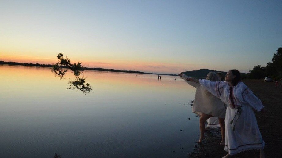     Десятки жителей и гостей села Венюково Вяземского района стали участниками праздника «Ночь на Ивана Купала».