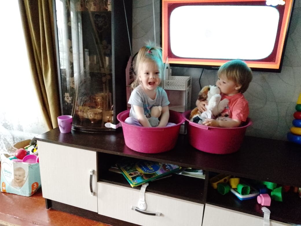 Здесь просто дурачиться девчонки, а вечером в такой тазик сикали