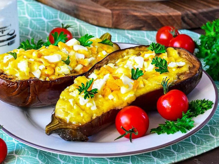 Баклажаны запеченные с помидорами и сыром