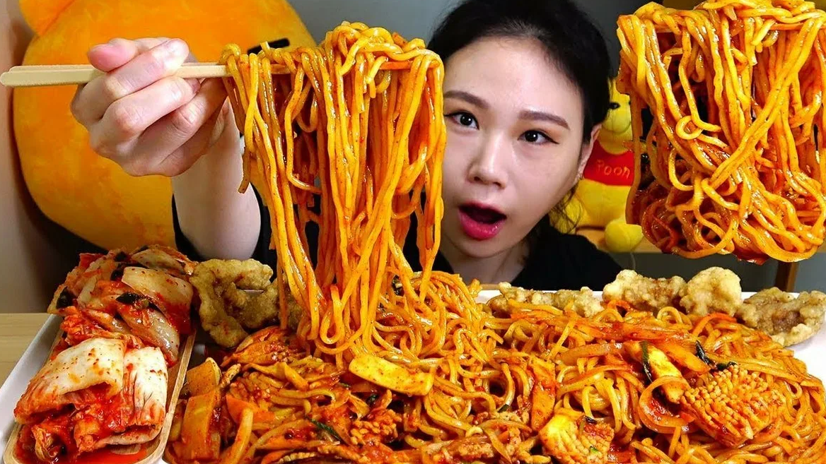 корейцы кушают на камеру. что едят корейцы. кореец ест и смеется. еда корейцев на камеру видео. корейцы кушают.