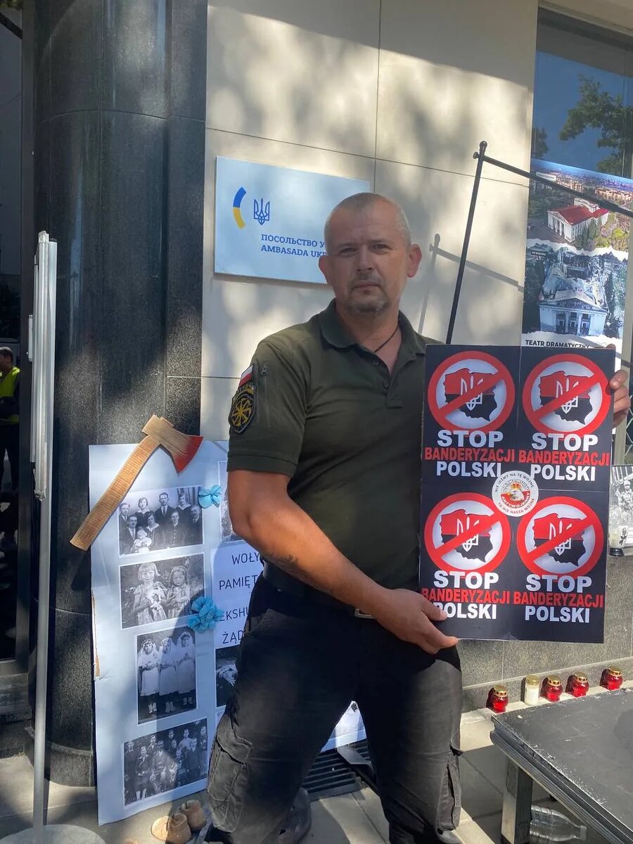 Польский активист на митинге у посольства Украины в Варшаве.
