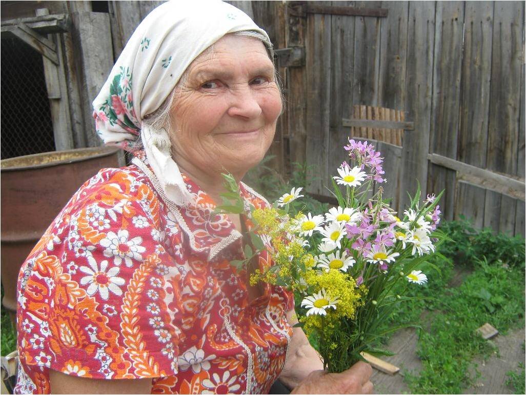 Деревенское зрелые разговор. Деревенская старушка. Бабушка в деревне. Русские бабушки в деревне. Пожилая женщина в платке.