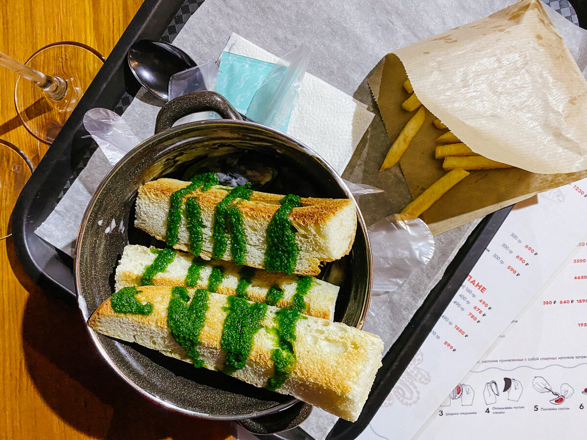 Подаются мидии с багетом и картошкой фри