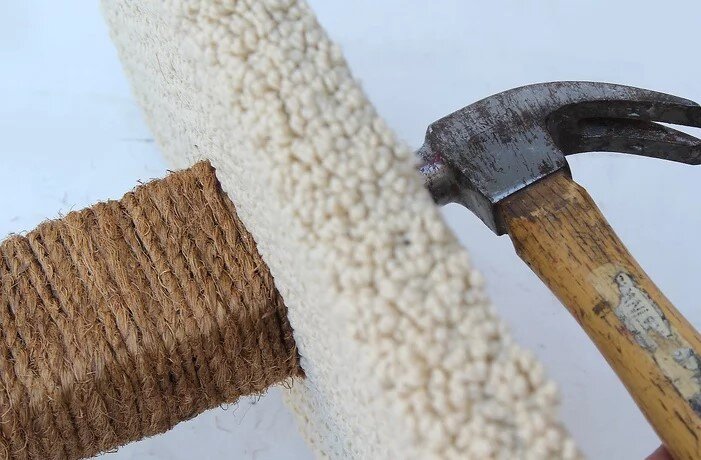    Сделать когтеточку для кота своими руками довольно несложно. Стоит только включить фантазию, и процесс пойдет значительно быстрее.WikiHow