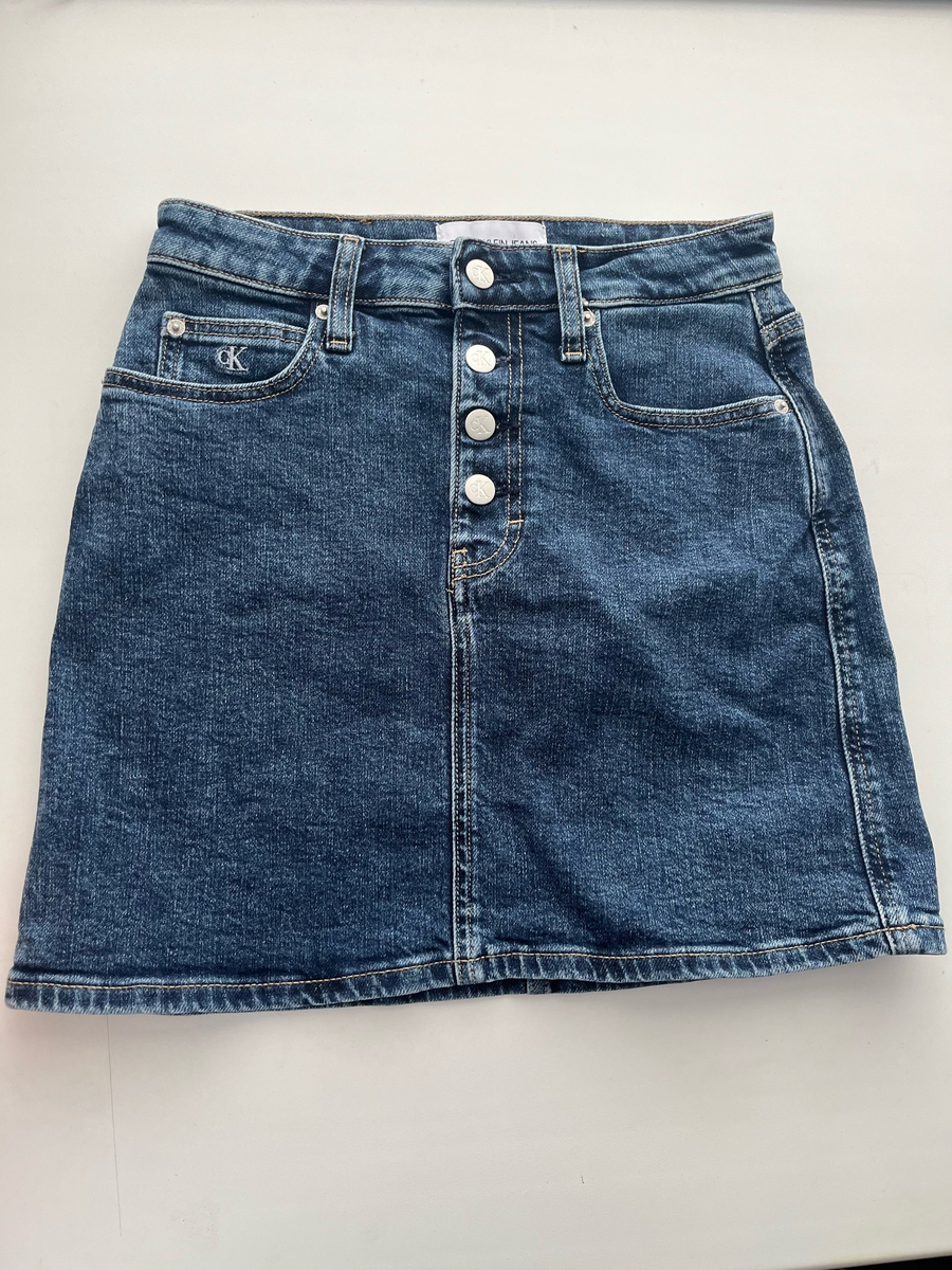 Calvin Klein Jeans – линия американского дома моды Calvin Klein Inc., в рамках которой выпускаются джинсы и другая джинсовая одежда.