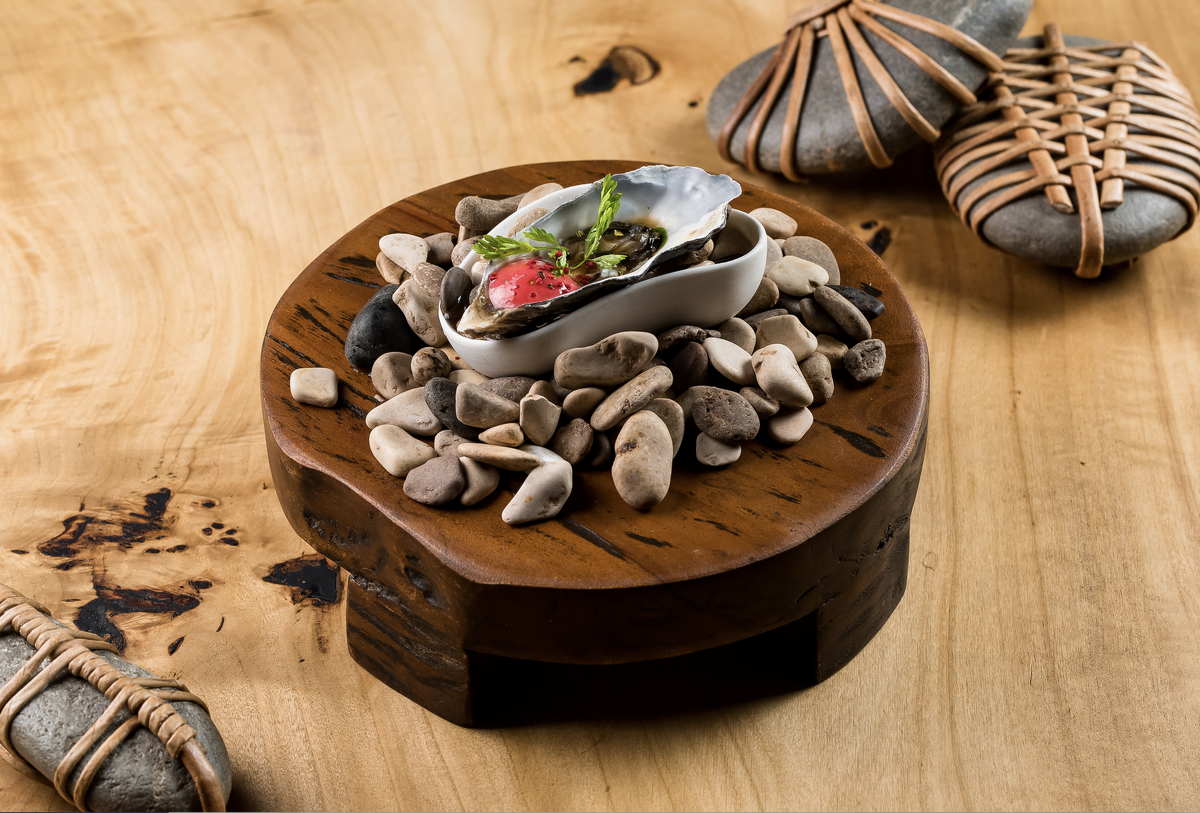    Дальневосточная устрица, малина, масло кервиля, лимонный перецФото пресс-службы