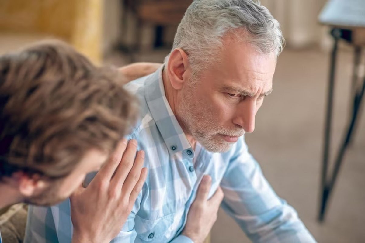 Кардиолог Колиев: давящая боль в груди при нагрузке говорит о болезни  сердца | Medikforum | Дзен