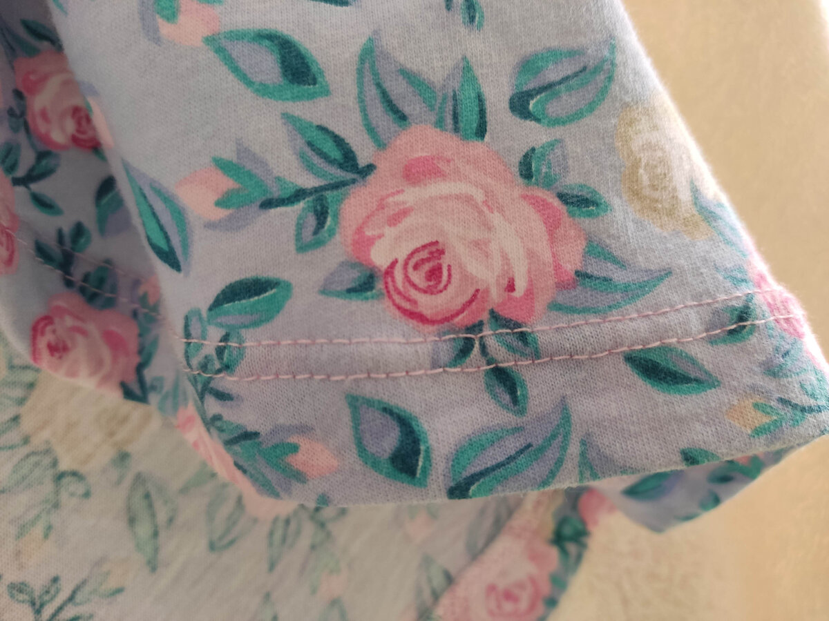 Лицевая сторона, обработана двойной иглой с расстоянием 4 мм