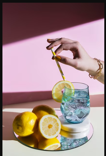 https://www.freepik.com/free-photo/close-up-hand-holding-straw_13436893.htm#query=джин%20тоник&position=27&from_view=search&track=ais