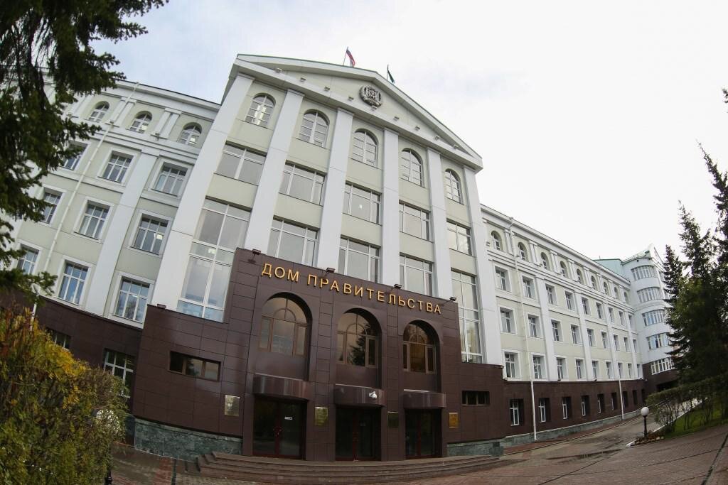    В Югре освободились должности руководителей двух департаментов правительства региона