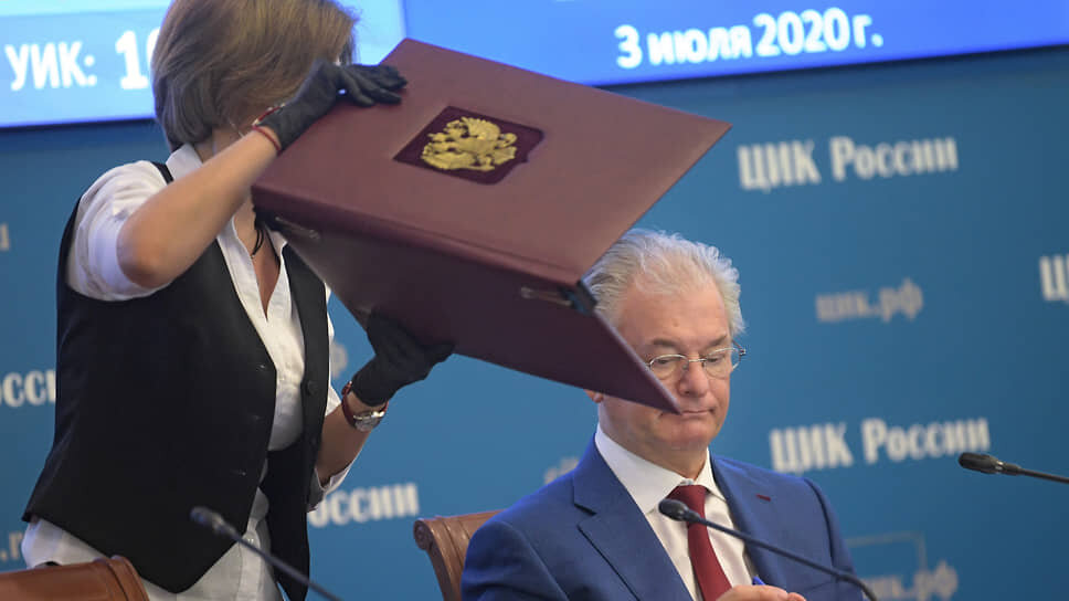 Фото: Дмитрий Лебедев / Коммерсантъ📷Заместитель председателя ЦИКа Николай Булаев (справа)