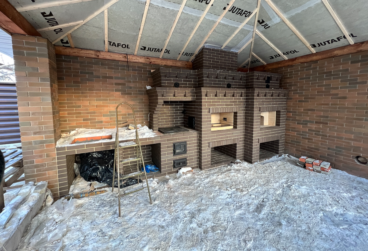 Беседка и барбекю комплекс построенные зимой